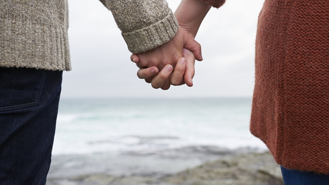 Händchenhalten: Das sagt die Art über die Beziehung aus