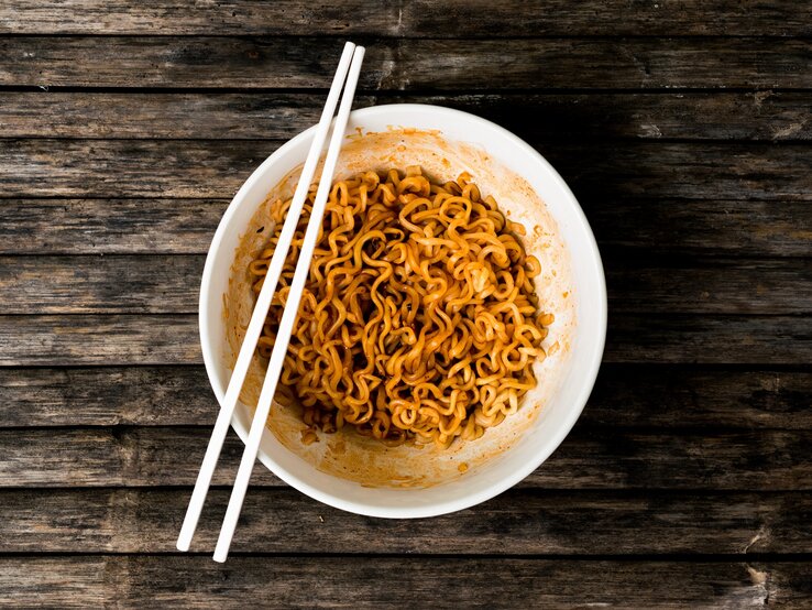 Eine Schale mit TikTok-Hit Ramen-Nudeln auf Hintergrund aus Holz