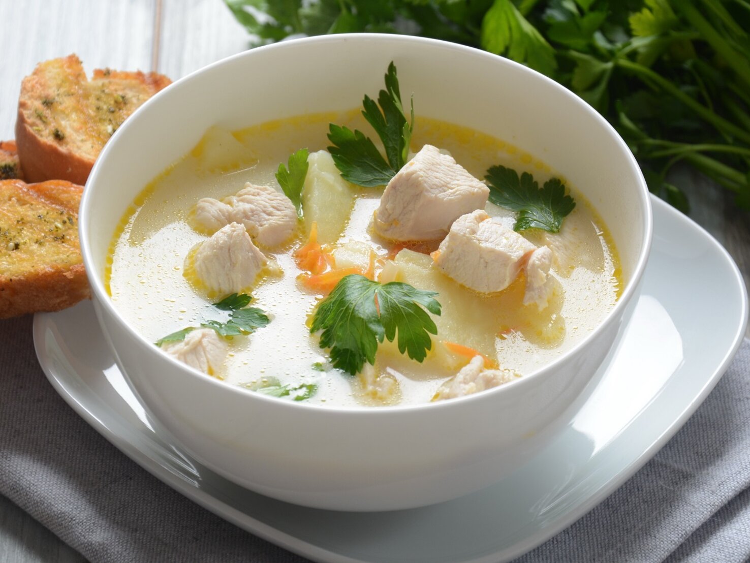 Hühnerfrikassee-Suppe mit Kartoffeln – einfaches Rezept