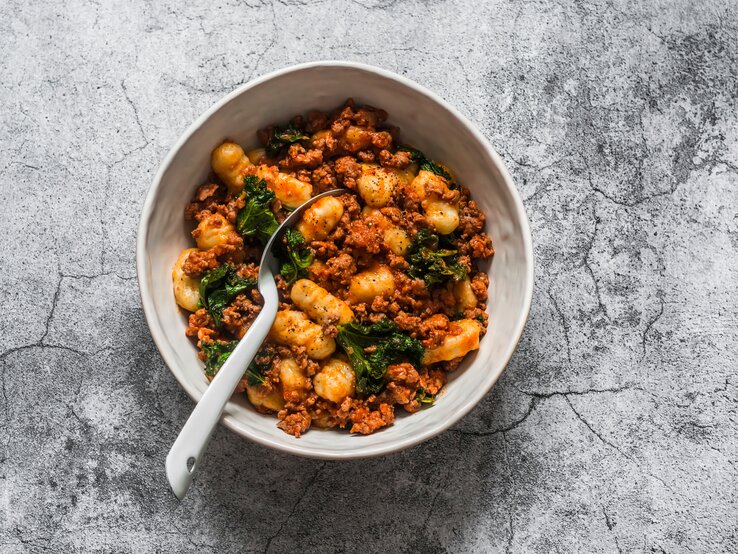 Aus der Vogelperspektive sieht man eine Gnocchi-Hack-Pfanne.