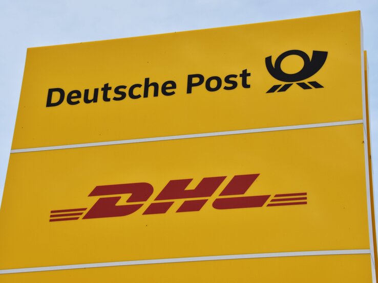 Das typisch gelbe Schild der Deutschen Post, darunter eines von DHL
