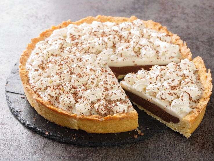 Chocolate Haupia Pie auf Schiefer. 