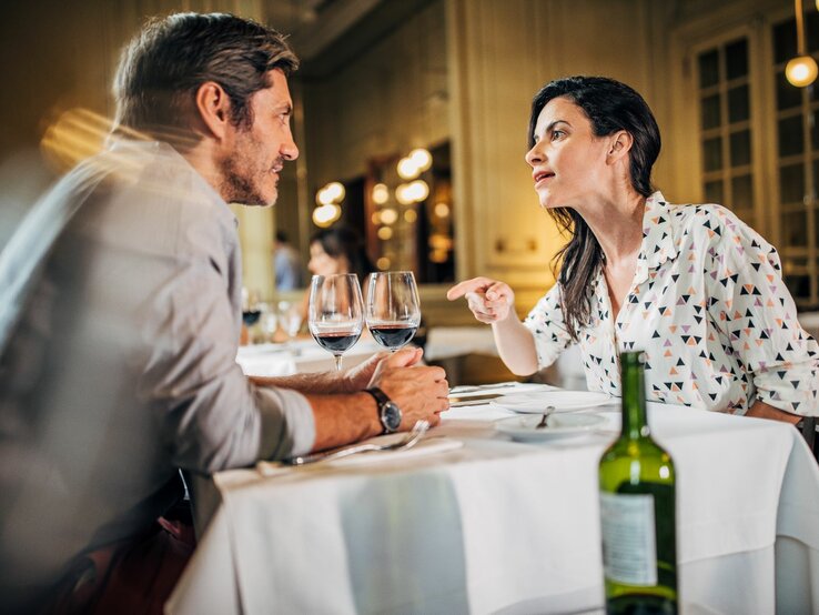 Ein Paar streitet in einem Restaurant.