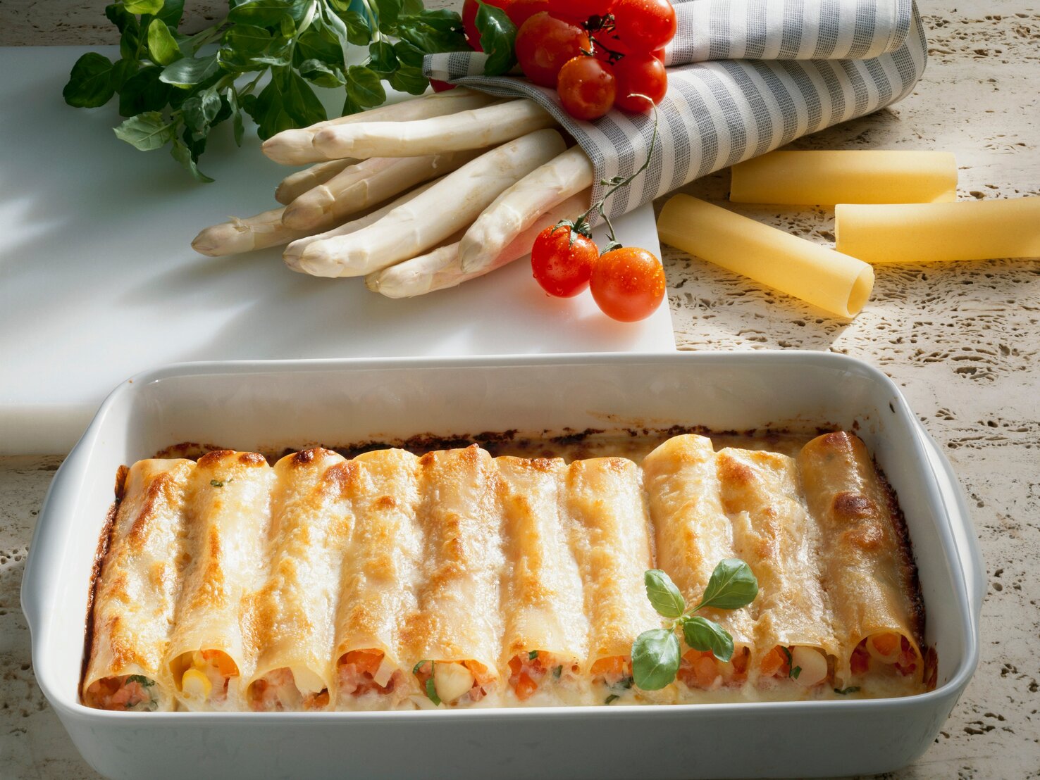 Bandnudeln mit Lachs, Spargel und leichter Sauce hollandaise