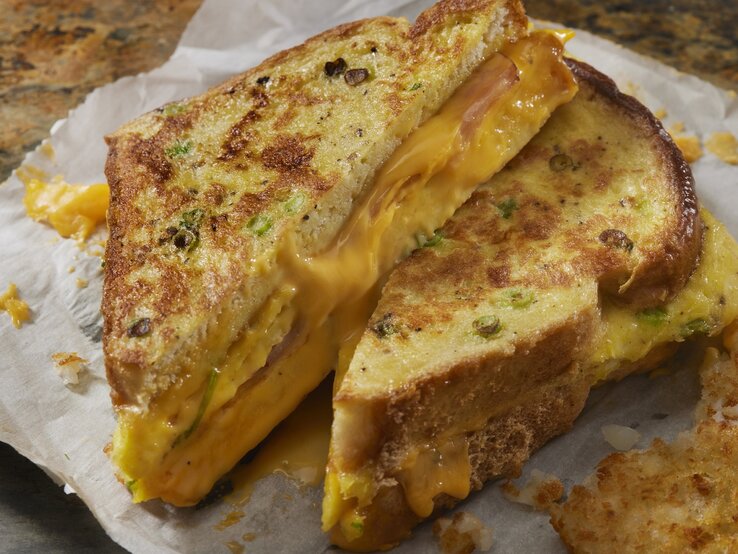 Armer Ritter-Sandwich mit Cheddar auf einem Küchenpapier. 