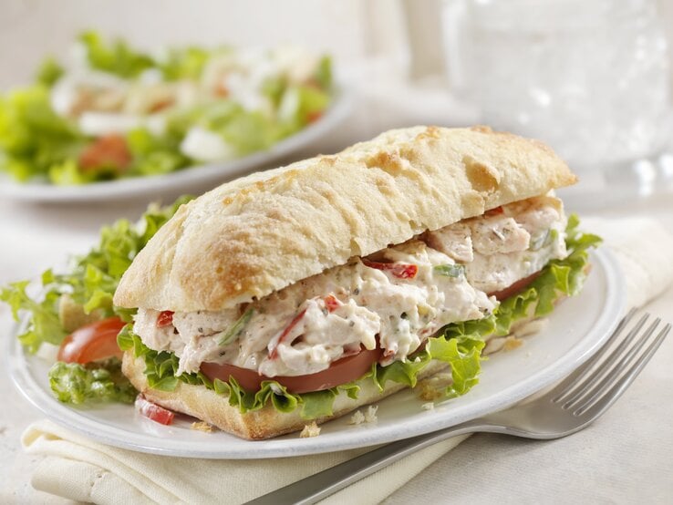 Hähnchen-Aufstrich mit Salat auf Brötchen. 