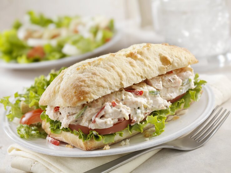 Hähnchen-Aufstrich mit Salat auf Brötchen. 