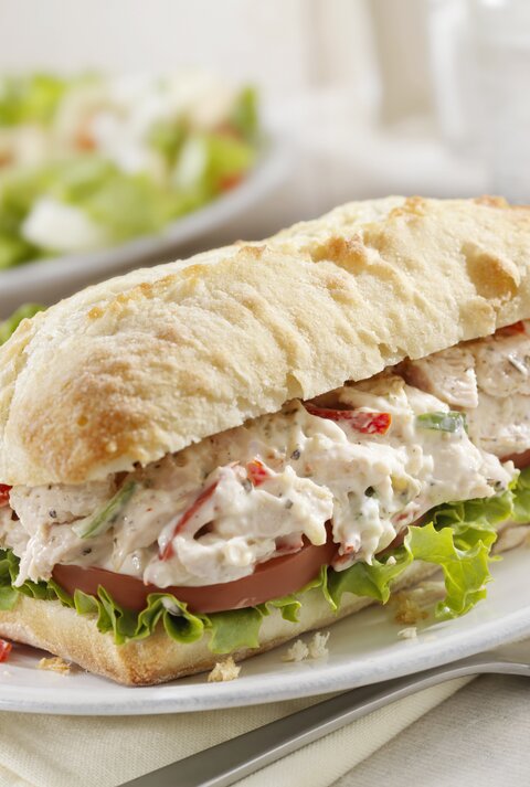 Hähnchen-Aufstrich mit Salat auf Brötchen. 