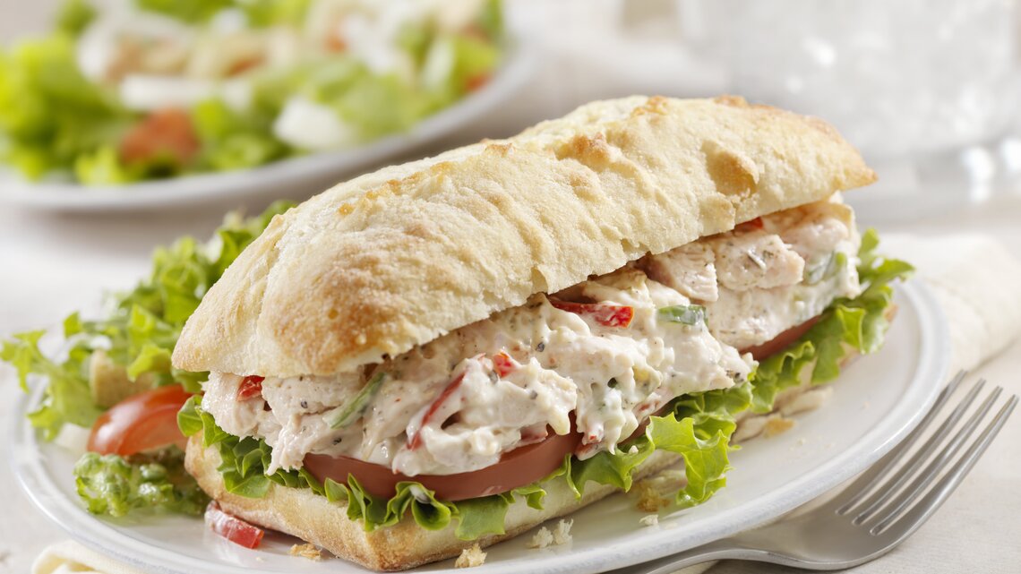 Hähnchen-Aufstrich mit Salat auf Brötchen. 