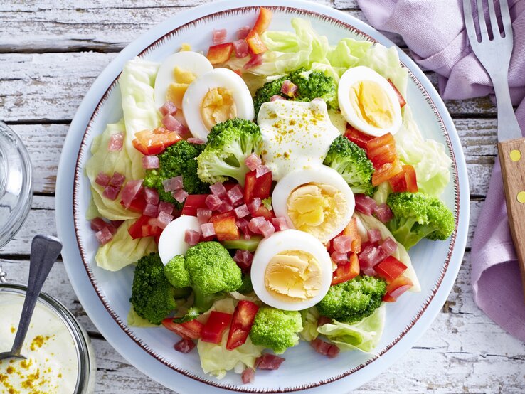 Brokkoli-Salat mit Ei auf Teller serviert.