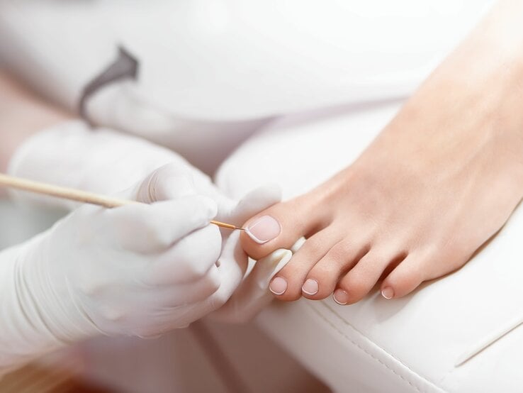 Professionelle Pediküre bzw. Nagelpflege an einem Frauenfuß