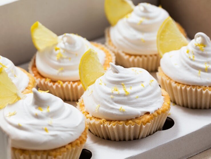 Frontalsicht: Zitronen-Cupcakes mit süßem Hut in Muffin-Formen