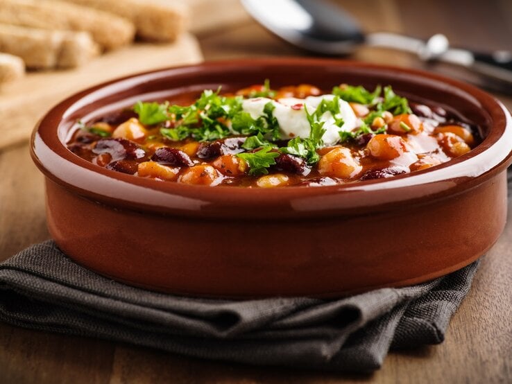 Eine Schüssel Kichererbsen-Chili mit frischer Petersilie.