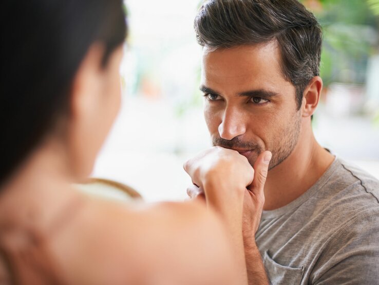 Ein Mann gibt einer Frau einen Handkuss. | © iStock/PeopleImages