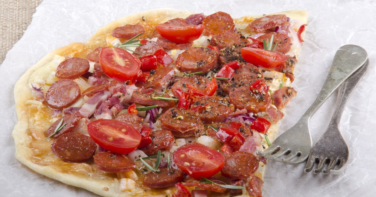 Spanischer Flammkuchen mit Chorizo und Manchego – wie Urlaub Spanischer Flammkuchen mit Chorizo und Manchego – wie Urlaub