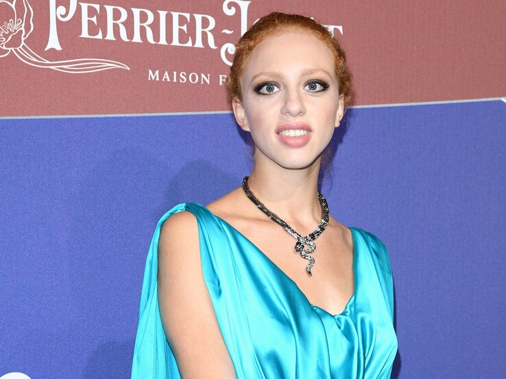 Boris Beckers Tochter Anna Ermakova im hellblauen Abendkleid und zurückgesteckten Haaren