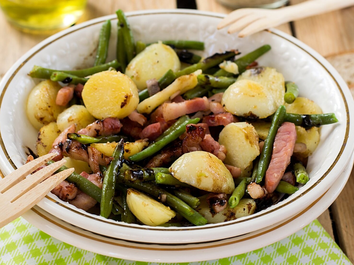 Kartoffelsalat mit Speck und grünen Bohnen