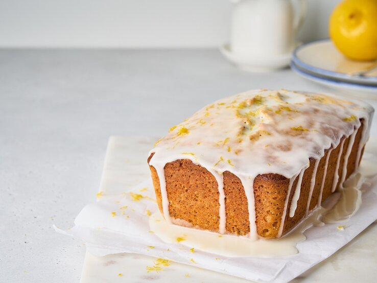 Ein Limoncello-Mascarpone-Kuchen auf einem hellen Tisch.