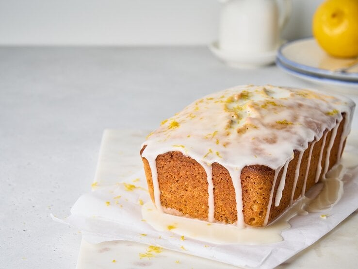 Schmeckt nach Italien: Ein Limoncello-Mascarpone-Kuchen. Ein Limoncello-Mascarpone-Kuchen auf einem hellen Tisch.