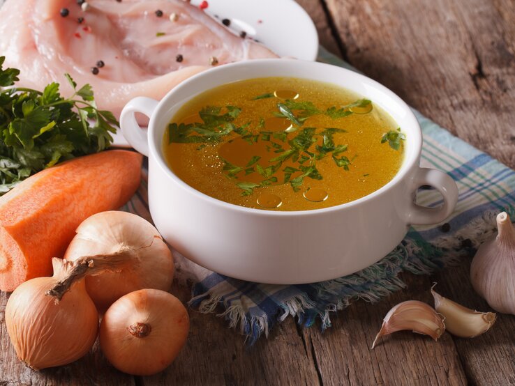 Brühe als Hausmittel gegen Magen-Darm-Grippe | © ©iStock/ALLEKO suppe.jpeg | © ©iStock/ALLEKO