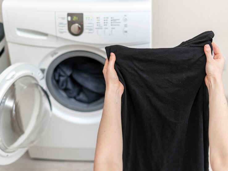 SchwarzeKleidung-waschen.jpg | © Shutterstock/brizmaker