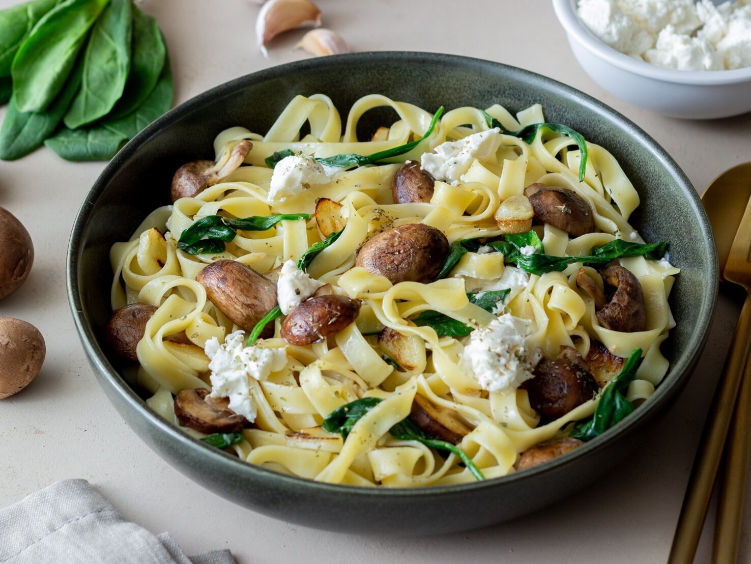 Linguine mit Feta, Spinat und Pilzen – cremiger Genuss