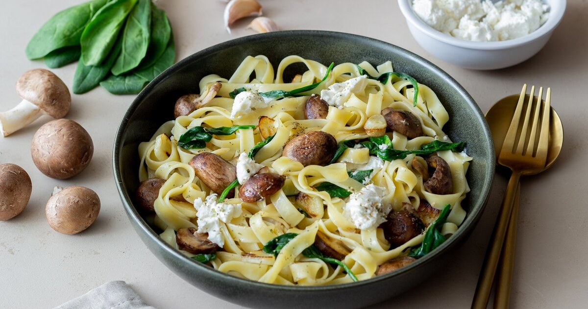 Linguine mit Feta, Spinat und Pilzen – cremiger Genuss