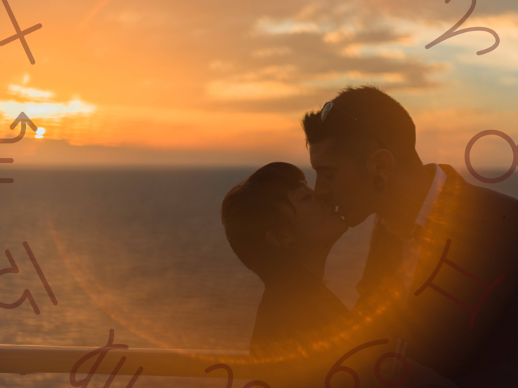 Ein sich küssendes Paar im Sonnenuntergang umrahmt von einem Tierkreis.