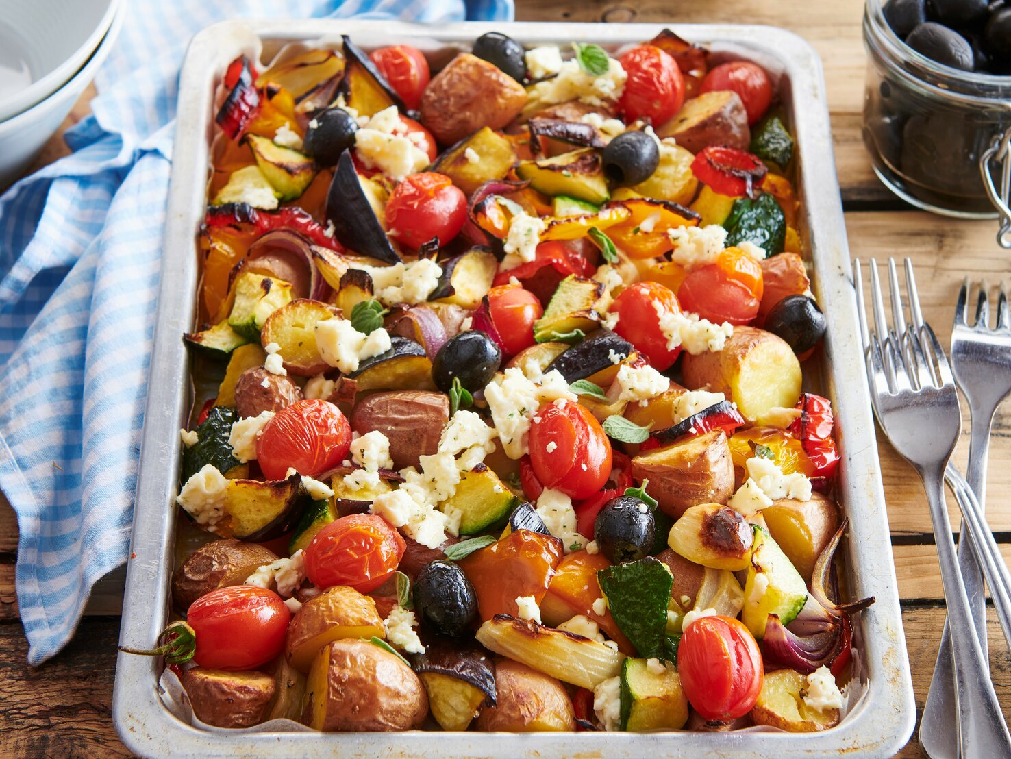 Gemüsegratin mit Kartoffeln &amp; Feta: Schnelles Rezept vom Blech