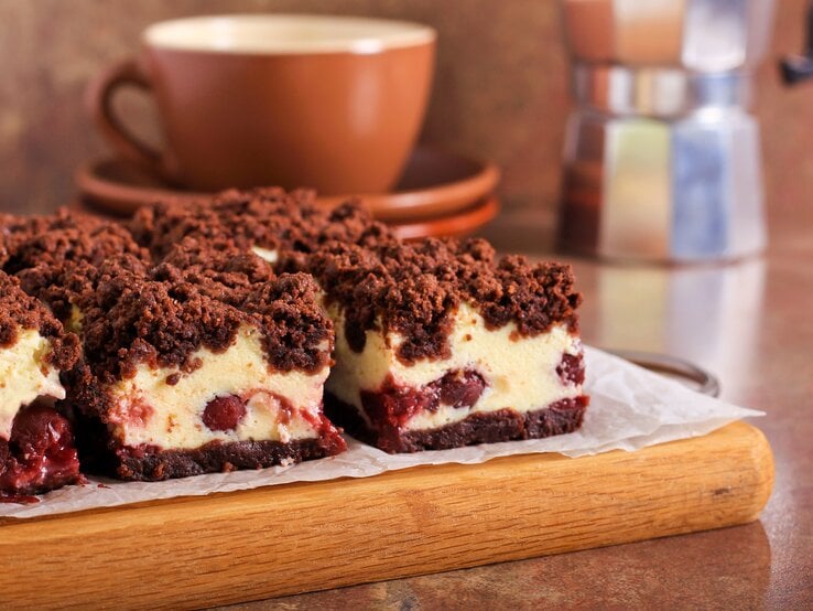 Kirsch-Käsekuchen mit Schokostreusel Kirsch-Käsekuchen mit Schokostreusel auf Holzbrett.