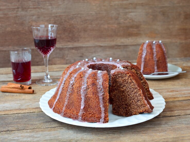 "Durstige Nonne"-Kuchen. Mit Rotwein getränkter Gugelhupf mit Zimt und rosa Glasur. 