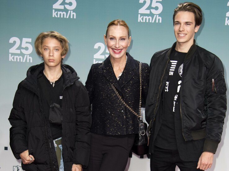 Andrea Sawatzki mit ihren beiden Söhnen Andrea Sawatzki mit ihren beiden Söhnen Moritz Berkel und Bruno Berkel bei der Kinopremiere von 25km/h.