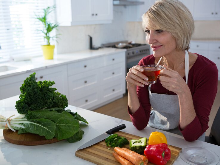 Frau_trinkt_tee_in_Küche.jpg | © iStock/Wavebreakmedia