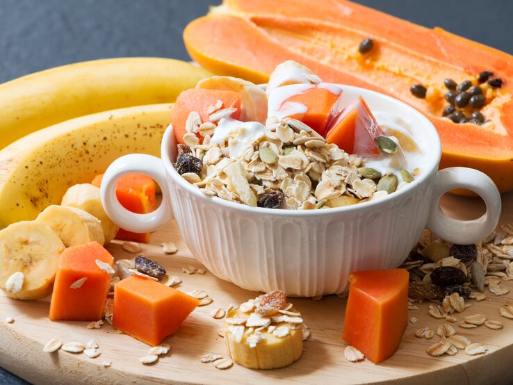 Papaya und Banane enthalten vergleichsweise wenig Fructose. 