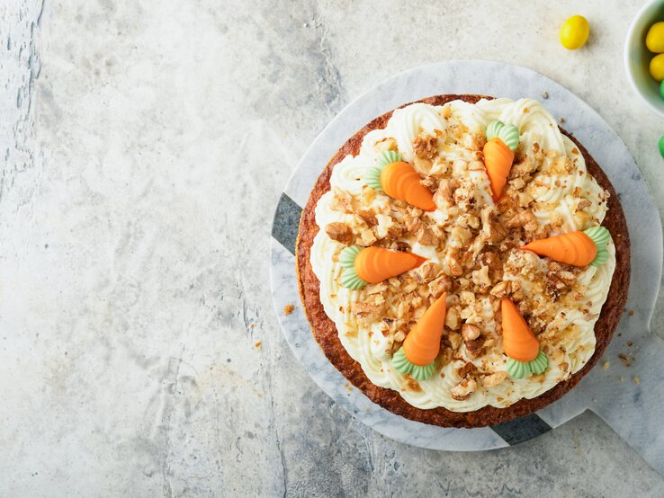 Draufsicht auf einen schwedischen Karottenkuchen mit osterlicher Dekoration.