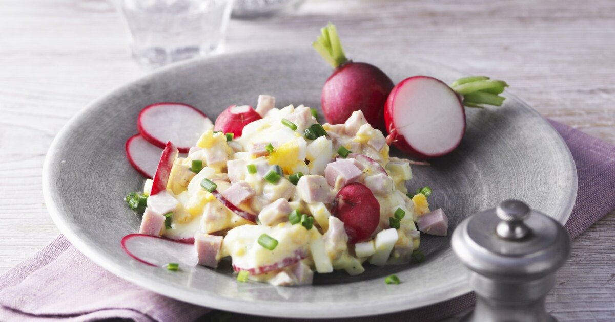 Eiersalat mit Pute, Radieschen und Joghurtdressing