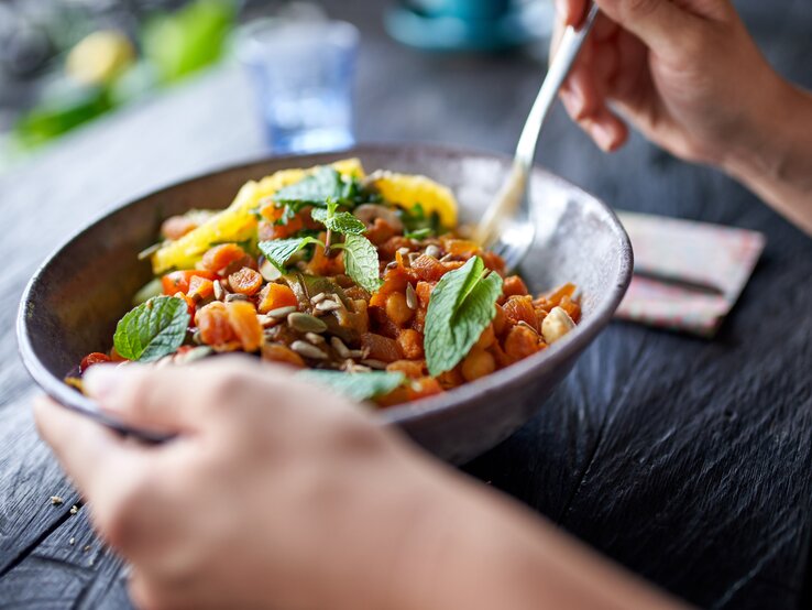 Ein leckerer Salat aus roten Linsen, Tomaten, Kürbiskernen und etwas Minze. 