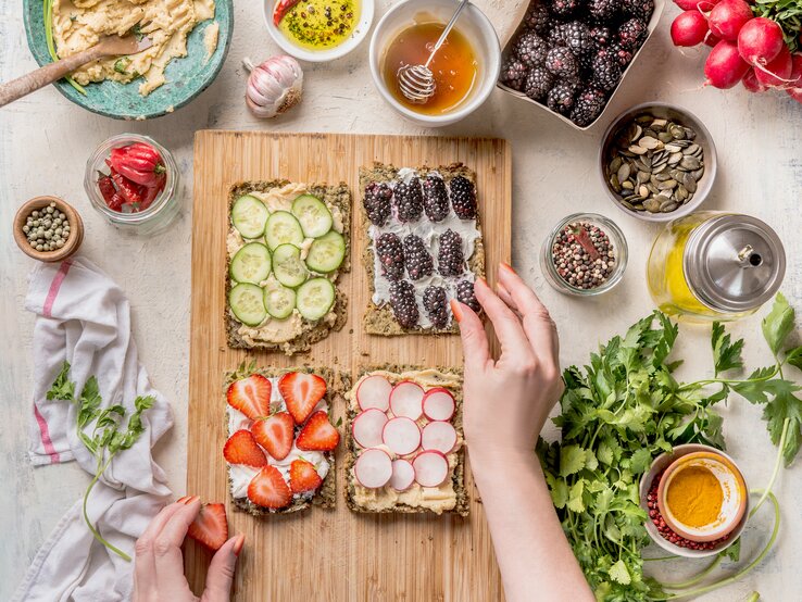 Tisch mit frischem Gemüse, Obst und Hummus