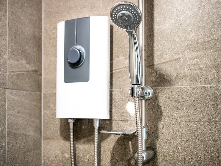 Ein Durchlauferhitzer im Badezimmer.