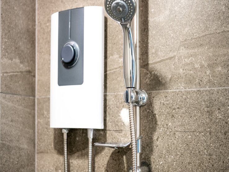 Ein Durchlauferhitzer im Badezimmer.