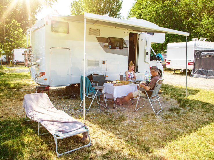 Ruhig vor dem eigenen Camper lesen – das dürfte die anderen wohl nicht stören. Was aber bringt die Campergemeinschaft auf die Palme? Campingplatz, Campingurlaub