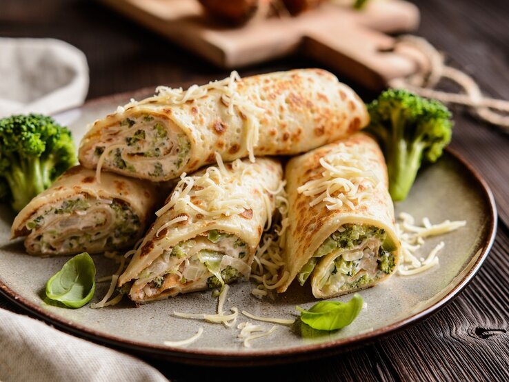Ob gerollt oder im ausgeklappten Zustand: der Brokkoli-Pfannkuchen schmeckt immer.