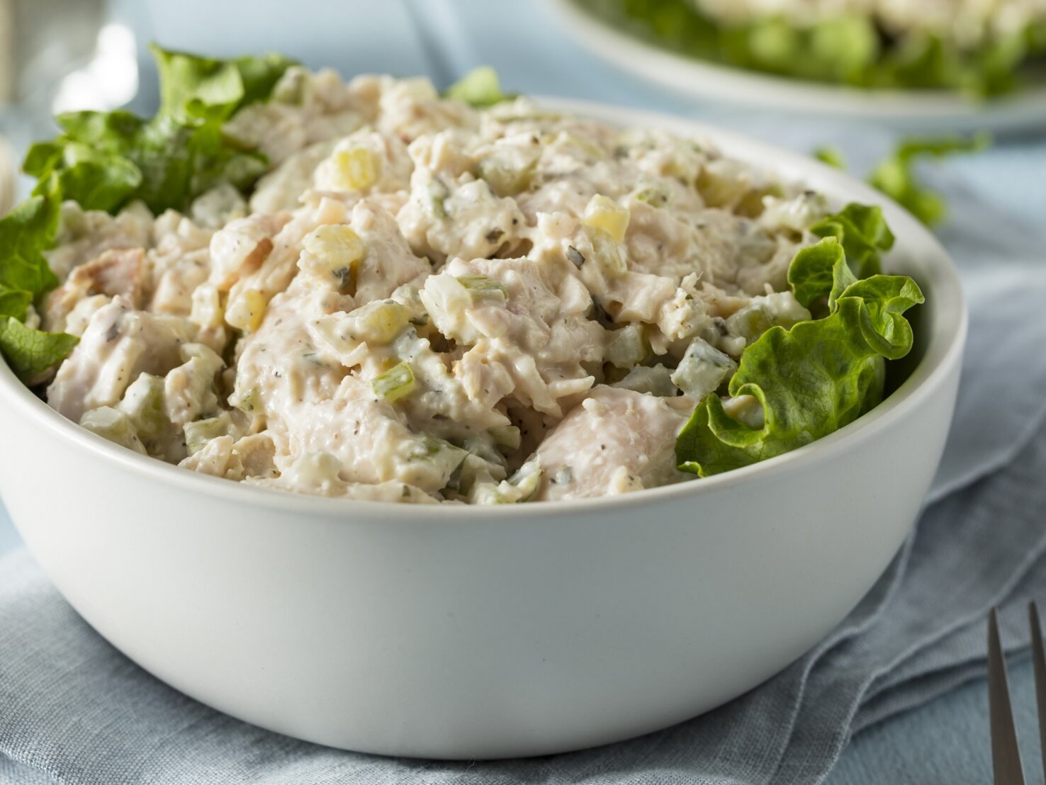 Thunfischsalat mit Apfel, Staudensellerie und Cornichons