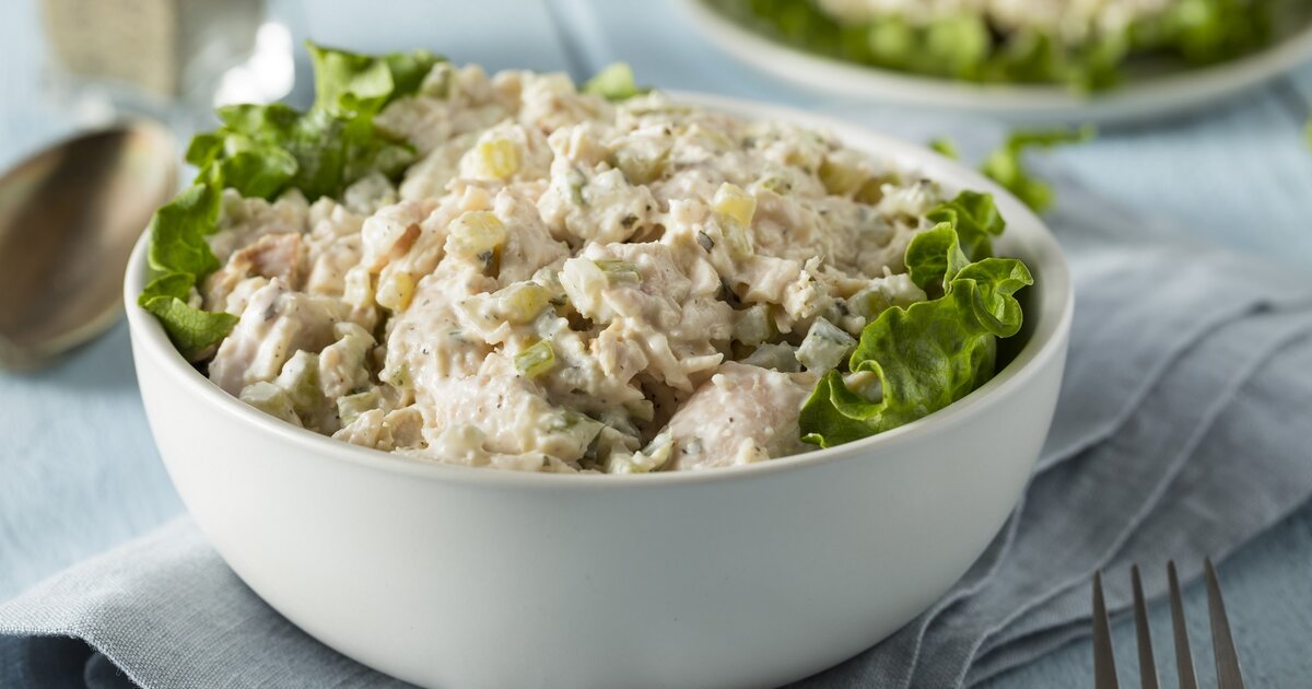 Thunfischsalat mit Apfel, Staudensellerie und Cornichons