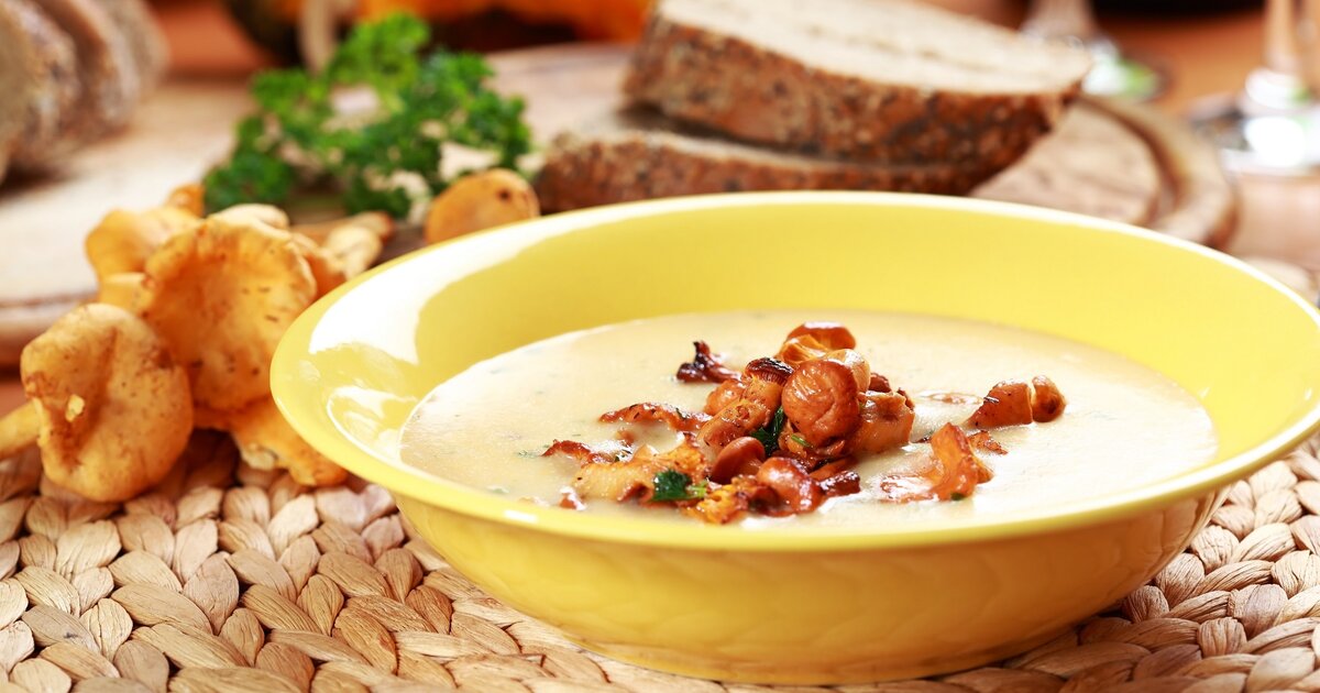 Pfifferling-Suppe mit Lauch und Schmelzkäse – cremiger Genuss