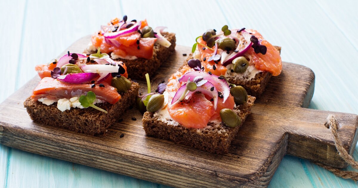 Brot mit Hüttenkäse, Lachs und Kapern – lecker &amp; vital