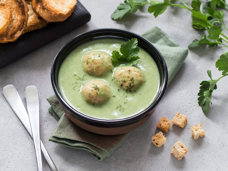 Zucchinisuppe mit Hackbällchen: Geniale Low-Carb-Küche