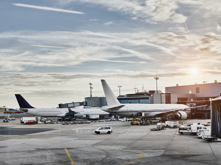 Ein Flughafen im Abendlicht.