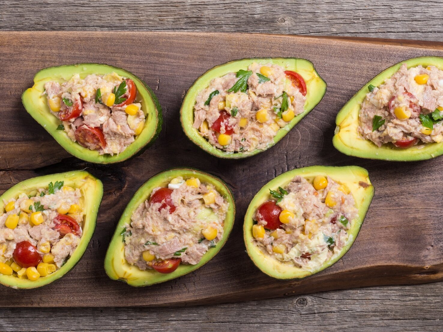 Thunfischsalat mit Ei und Avocado – gesunde Snack-Idee