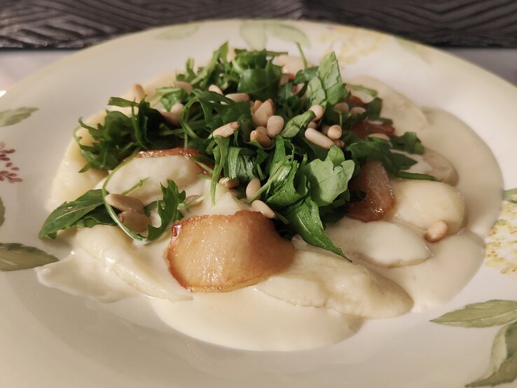 Gnocchi in Provolone-Creme mit karamellisierten Birnen